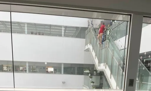 女子全身紅衣闖台中市府大樓　攀爬樓梯欲輕生！警消全力戒備