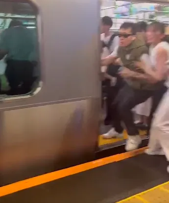 東京山手線驚魂! 車廂內男子「亮菜刀」 乘客奪門而逃