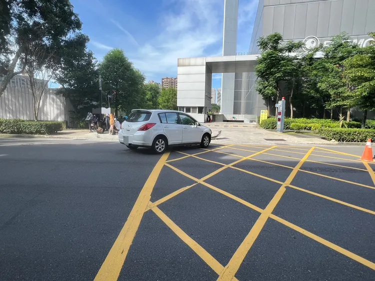 女星王瞳傳出今晨發生車禍，與機車發生碰撞。警方提供