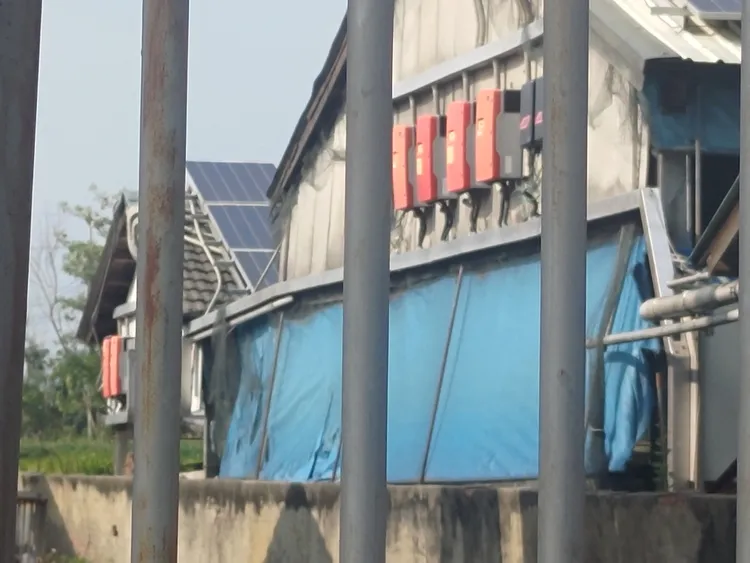 讀者也檢舉達德能源在雲林的林鎮平養豬場私自違法更換變流器發電設備，變更容量。讀者提供