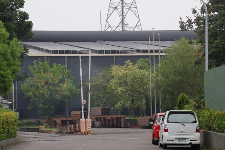 維勝鋼鐵（達德能源）廠房屋頂疑似有類似太陽能板裝置。涂建豐攝