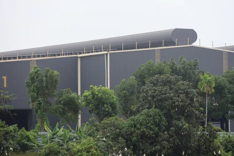 維勝鋼鐵（達德能源）廠房外觀，屋頂有疑似太陽能板裝置。涂建豐攝