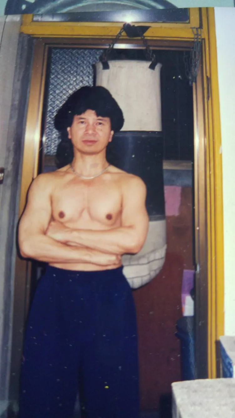 阿伯很自豪他的胸肌。舞棍阿伯提供