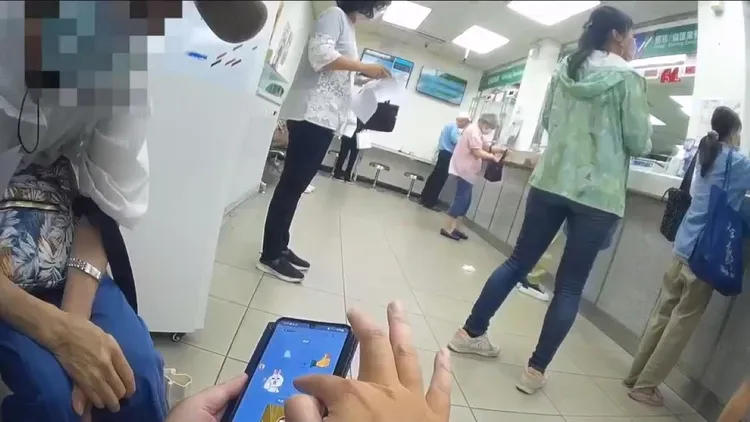 警方現場向婦人解說詐騙手法。翻攝畫面