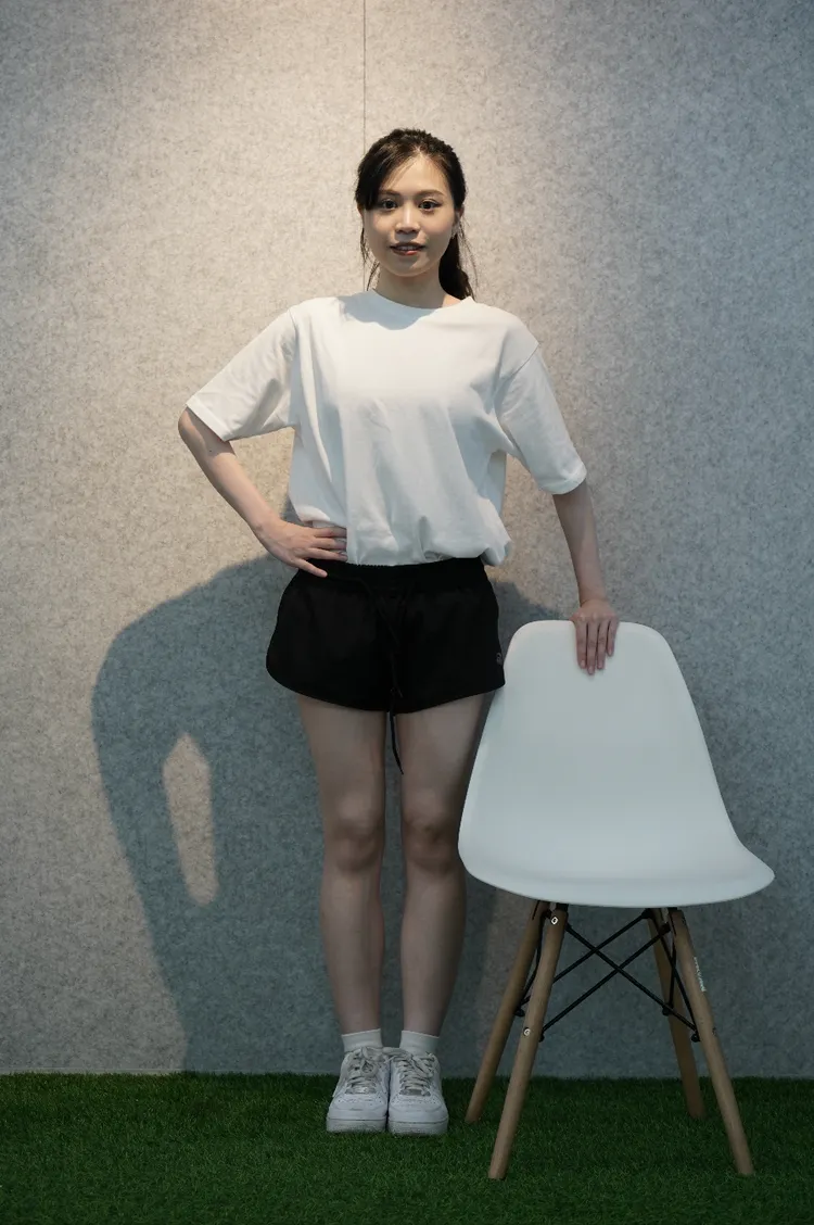 站立抬頭動作示範。台灣流行病學學會提供