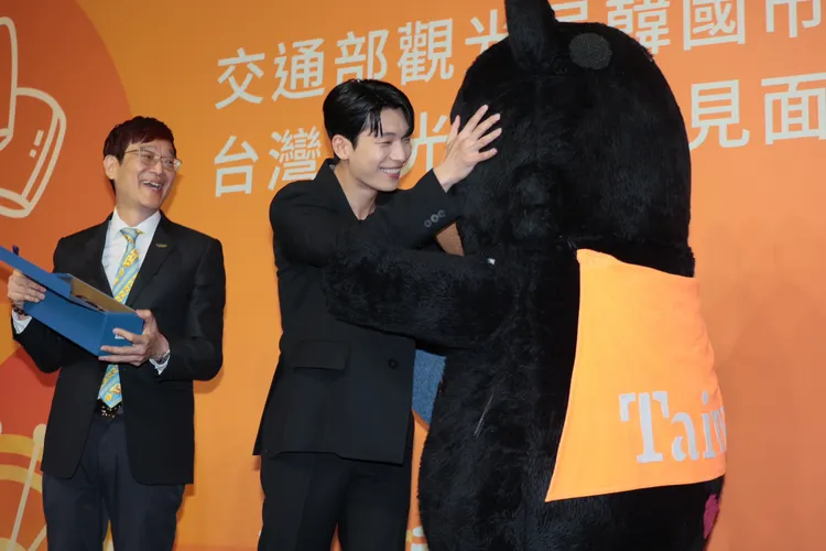 魏嘏雋捧著喔熊的臉笑開懷。彭欣偉攝