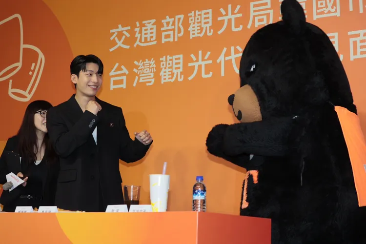 熱愛格鬥的魏嘏雋架式十足，出拳與喔熊過招。彭欣偉攝