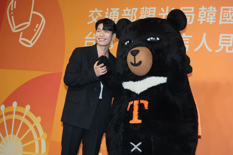 魏嘏雋（左）被喔熊融化。彭欣偉攝