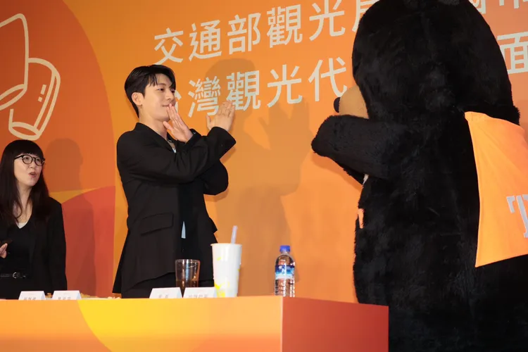 魏嘏雋（左）跟喔熊比人體猜拳。彭欣偉攝