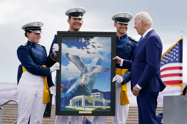 拜登是來參加空軍官校畢業典禮。美聯社