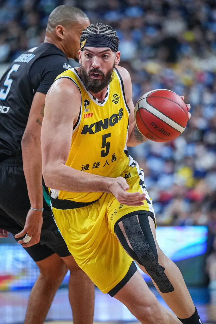 牧倫斯(右)切入。PLG