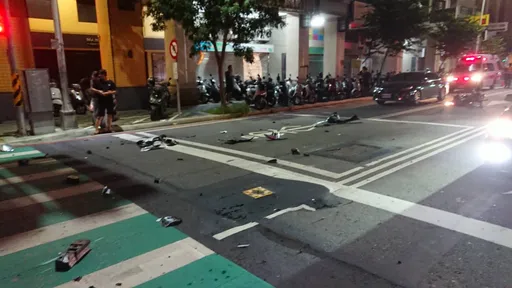 畫面曝光！台中機車闖紅燈衝撞搶快左轉轎車　零件碎片散落釀2傷