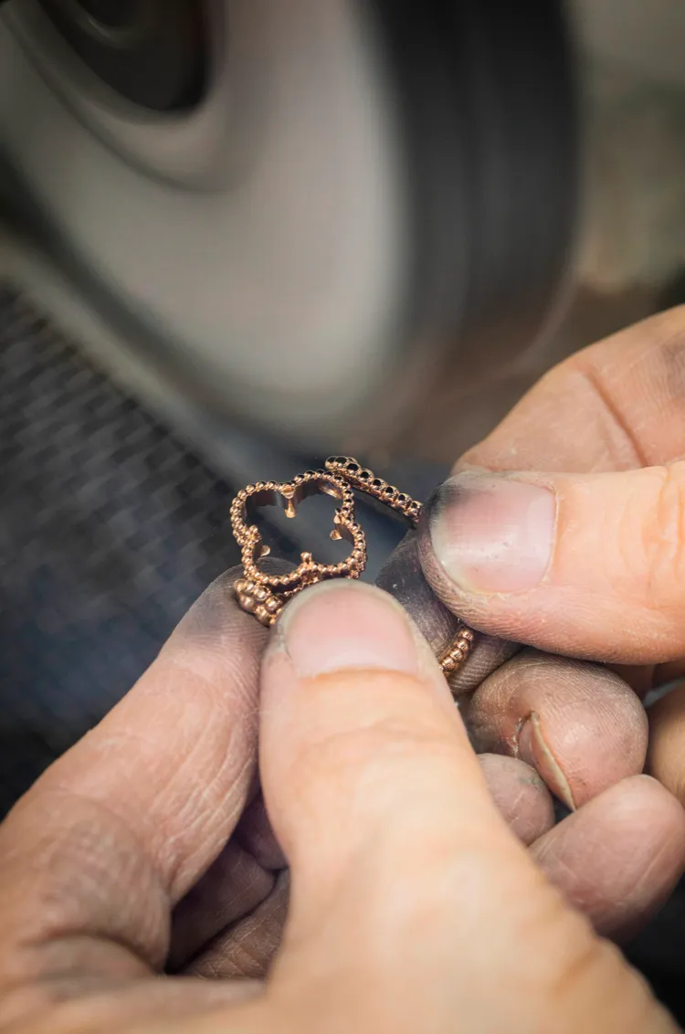 引入可轉換式巧思打造的雙面圖騰戒指，需經多次研發，始能達至翻轉時理想的順暢程度。品牌提供