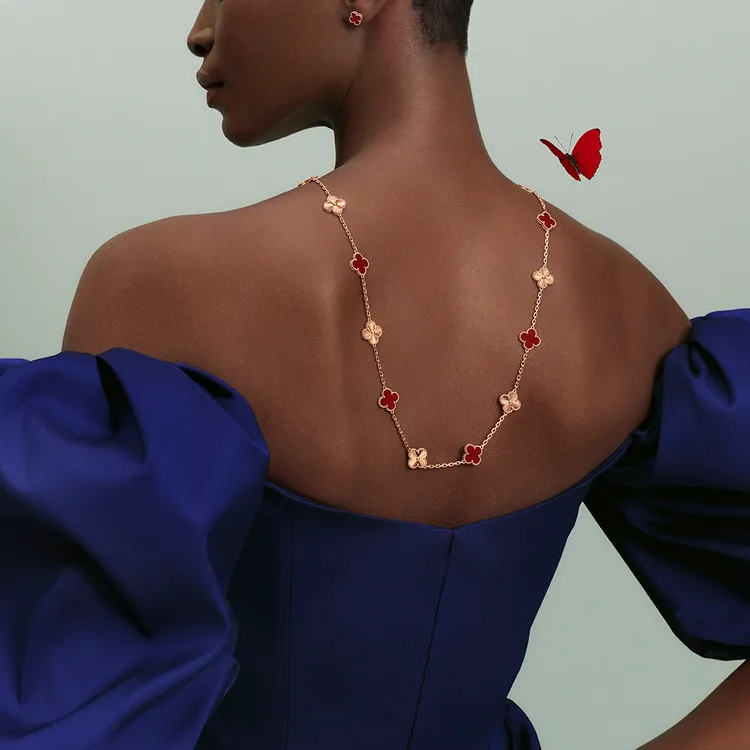 Vintage Alhambra玫瑰金紅玉髓長項鍊，約64萬元。品牌提供