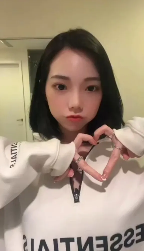 俏麗短髮用手比愛心，願天天都開心。抖音@chu.41431 提供