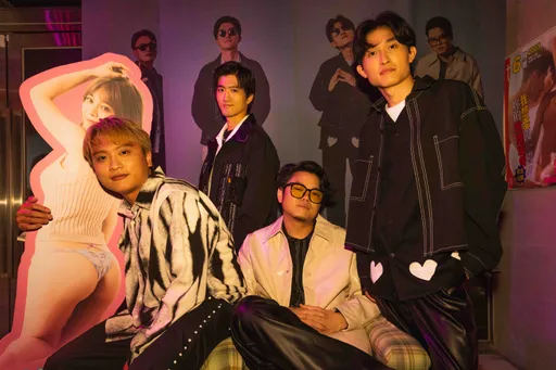 冰球樂團信義區酒吧辦感謝祭 團員親臉頰喝交杯酒