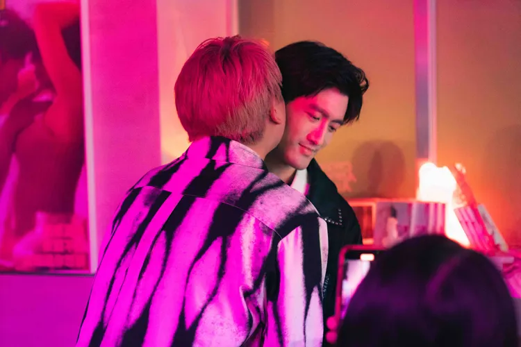 團員Nelson（左）直接親了蒙臉頰。何樂音樂提供