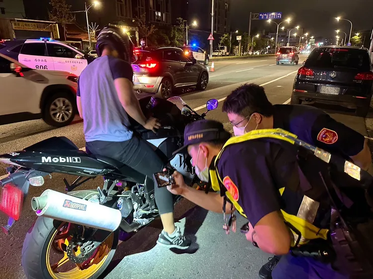 警方實施噪音查攔檢。龜山警分局提供