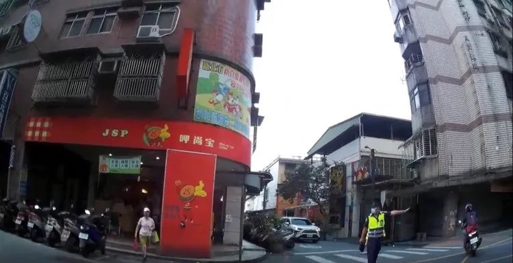 警方在路口執法。翻攝畫面