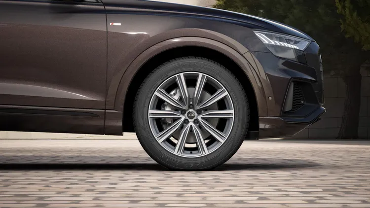 為了強化整體性能氣勢，在S line廠徽的畫龍點睛之中，兩車均另外升級了尺碼更大的21吋輪圈。原廠照片