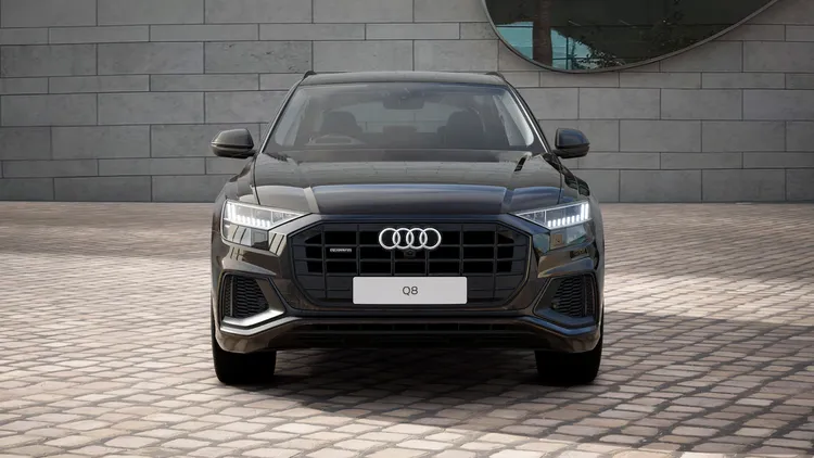 Audi Q8 55 TFSI quattro S line Black Edition還另外新增跑車式氣壓懸吊系統。原廠照片