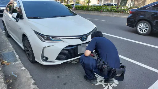 改裝車懸掛偽造車牌上路　駕駛心虛拒檢為警網攔截圍捕到案