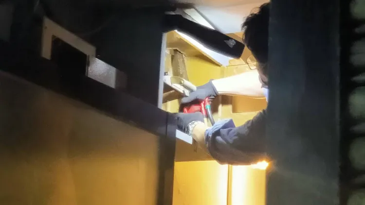 新北公安小組到三重某住宅區卡拉OK店執行斷電。城鄉局提供