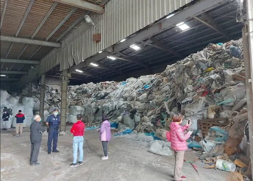 600坪空廠房堆2千噸事業廢棄物　彰化逮「環保蟑螂」集團6人