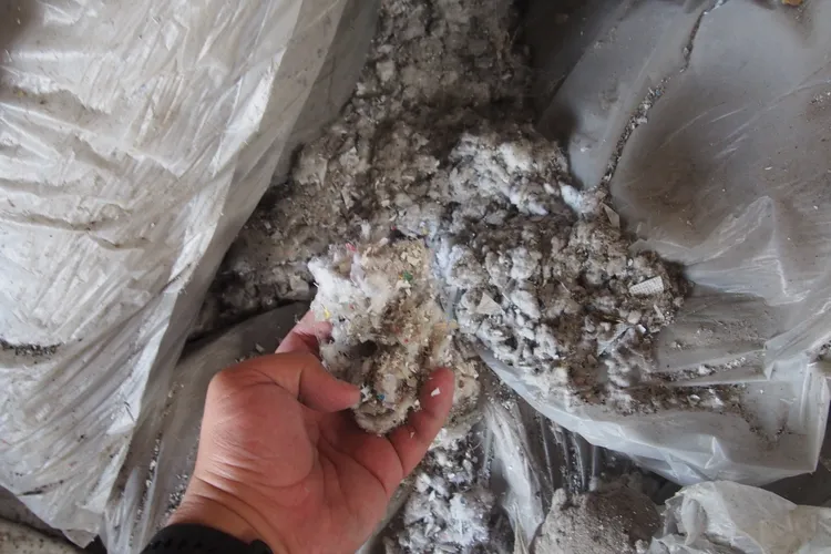 來路不明的廢棉絮。民眾提供