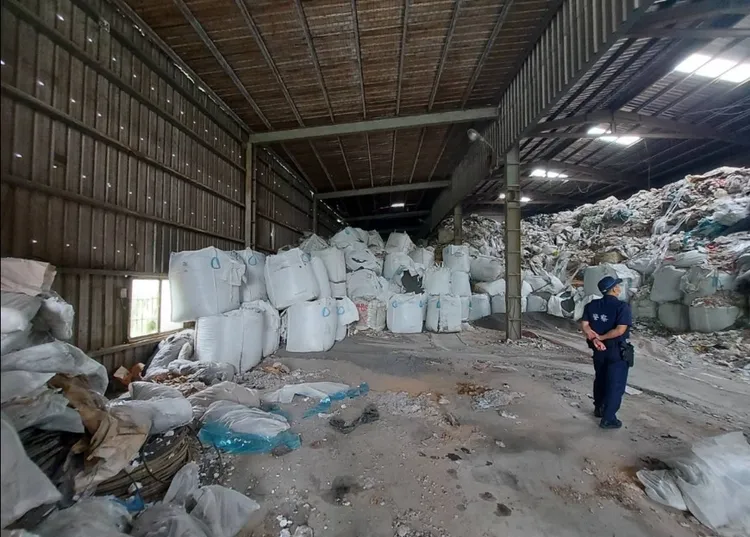 廢棄物堆積如山。民眾提供