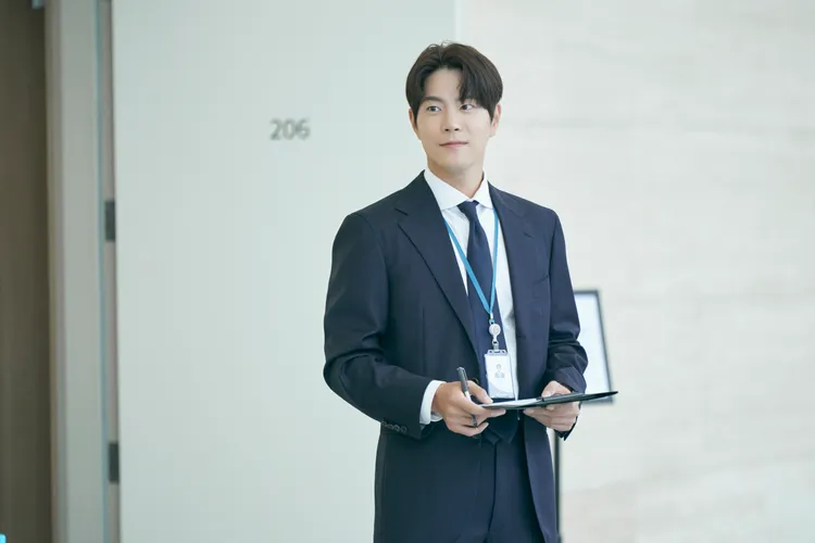 洪宗玄飾演大企業公關室的菁英員工，負責發新聞稿宣傳。Disney+提供