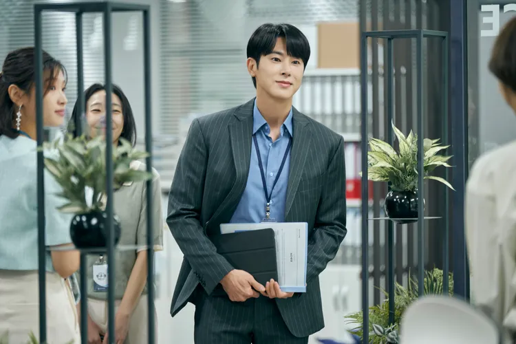 允浩扮演宣傳代理公司老闆，體恤員工。Disney+提供