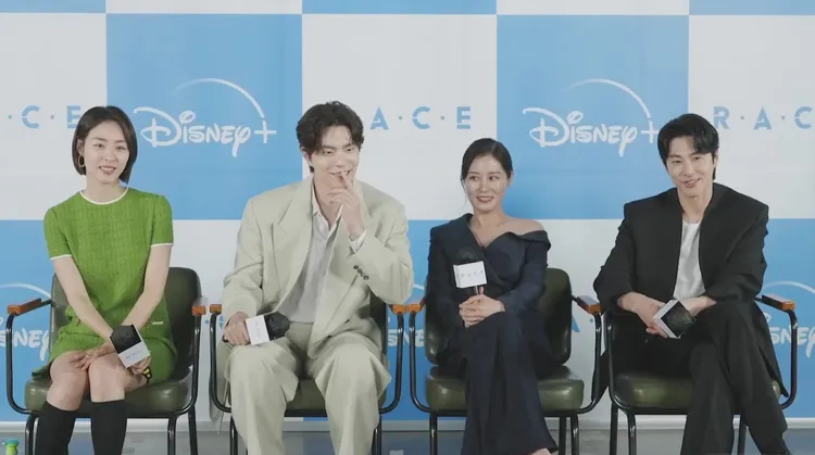 李沇熹（左起）、洪宗玄、文素利、允浩被考倒，不知道要為《較量人生》的新聞下什麼標。Disney+提供