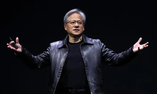 黃仁勳「富豪時尚」愛牌曝!皮衣要價10萬 黑T也是英倫名牌