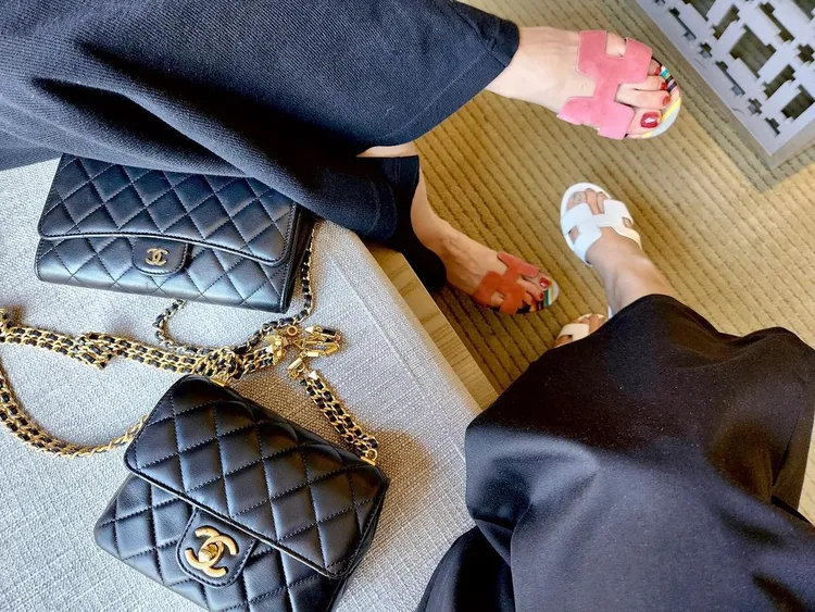 2人不約而同選搭了愛馬仕拖鞋和香奈兒黑色菱格紋包，閨蜜的時尚品味很相似。翻攝aisa1108 IG