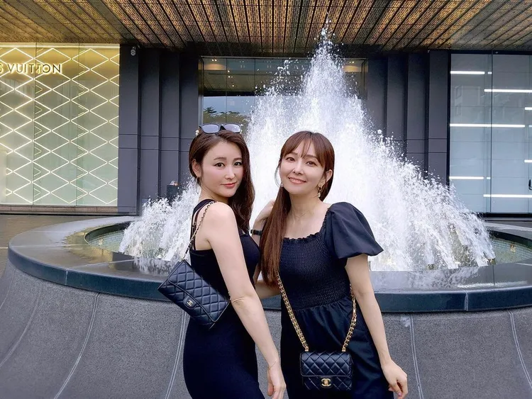 愛紗（左圖右）和麻衣是相識多年的好閨蜜。翻攝aisa1108 IG