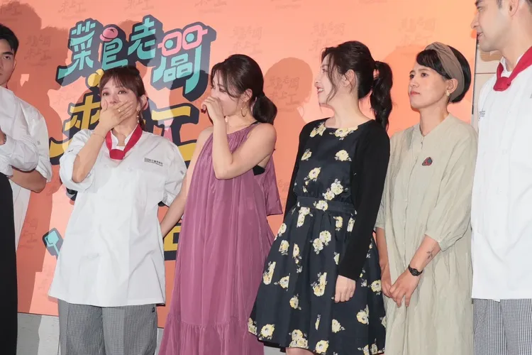 愛紗（左起）推新節目，昔日夥伴麻衣、朋子、千佳等都來力挺。彭欣偉攝