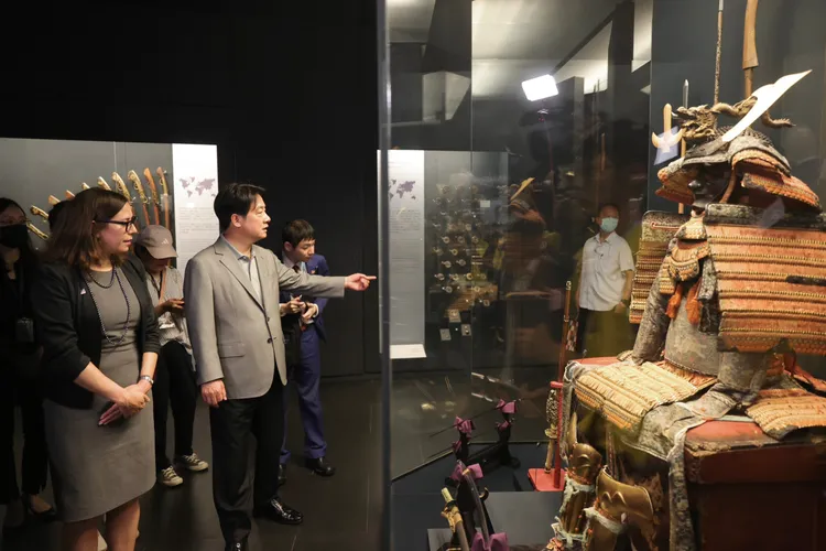 賴清德陪同羅森伯格參觀奇美博物館。府提供