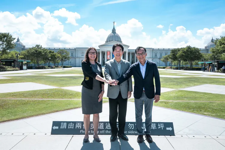 （左起）羅森伯格、賴清德、奇美博物館館長許家彰。總統府提供