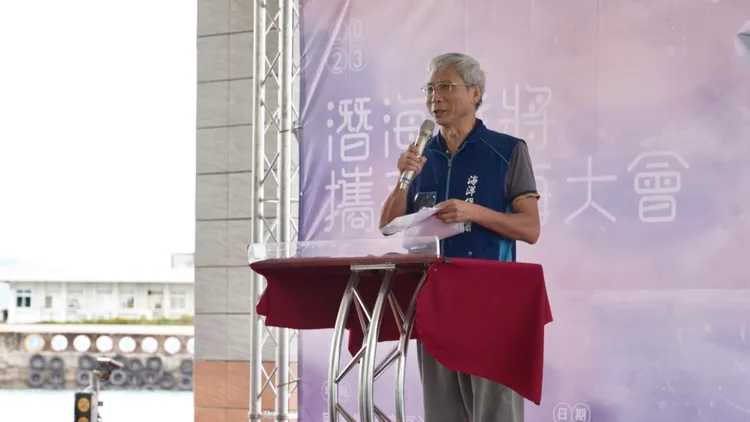 海保署林天賞主秘說，將定期執行淨海作業、珊瑚礁生態健康檢查以及生物救援等任務。海保署提供