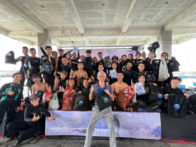 潛海戰將與淨海成果合照。海保署提供