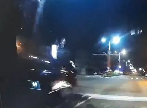 鄭男駕車撞上自小客車。新湖警分局提供