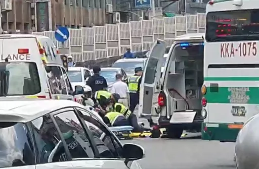 台北橋三重端爆嚴重車禍　婦人遭賓士闖紅燈衝撞命危
