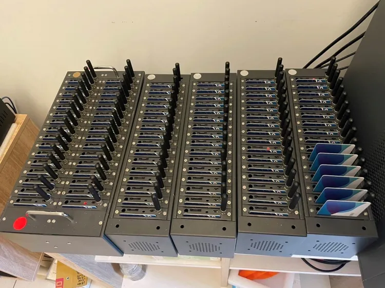 檢警查扣貓池電信設備。桃園地檢署提供