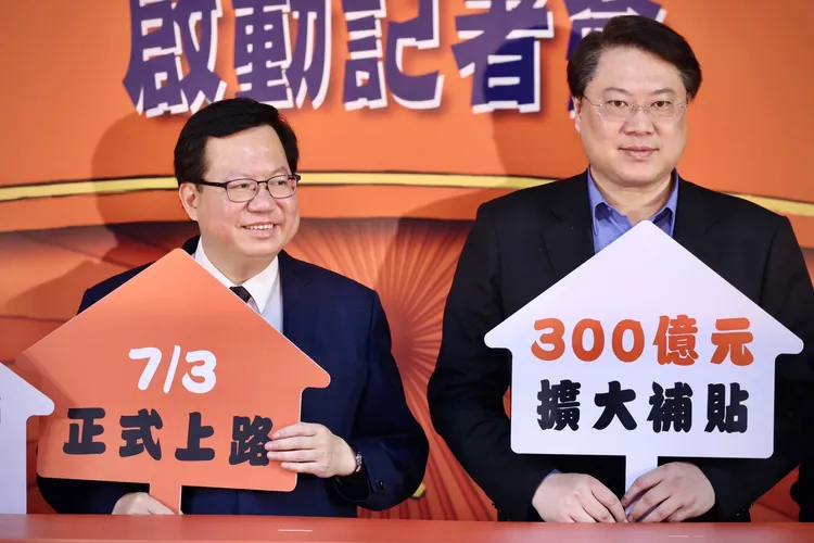 鄭文燦及林右昌。林林攝