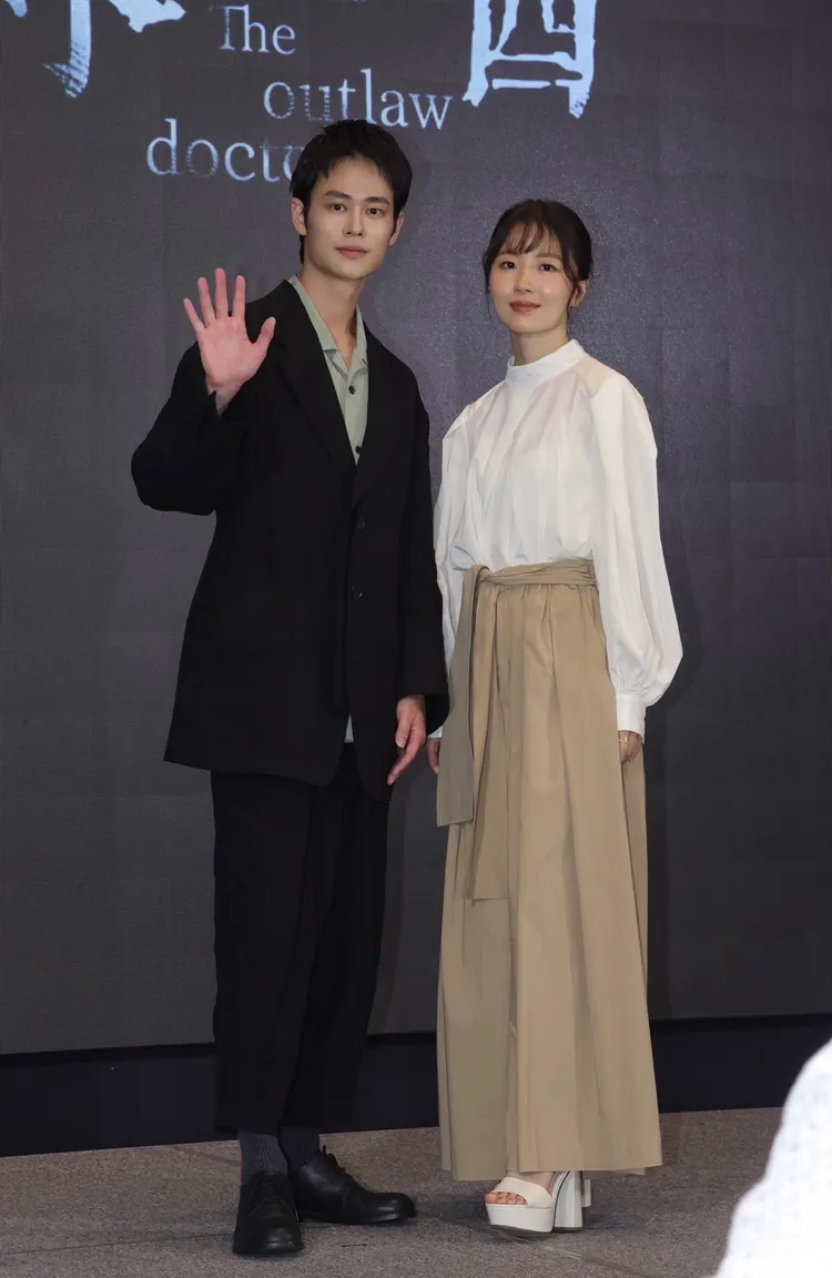 許安植（右）曾經認為夏騰宏有偶包。彭欣偉攝