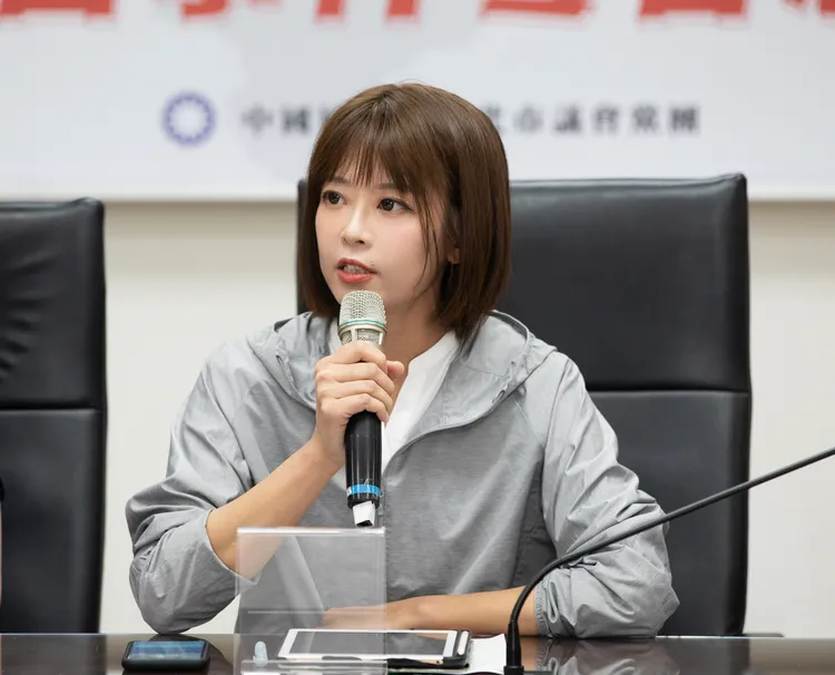 侯辦發言人江怡臻批戴瑋姍「餵食巴比妥」說法，是在散布假訊息。侯辦提供