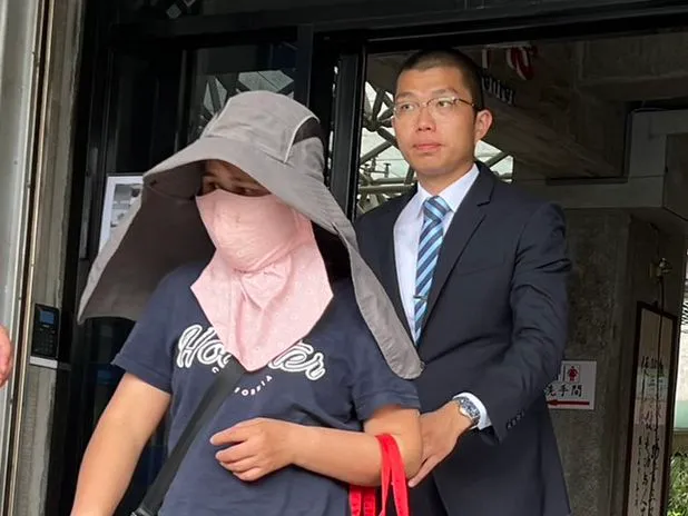 賴母上周在律師許哲維陪同下到台中地檢署應訊。資料照片