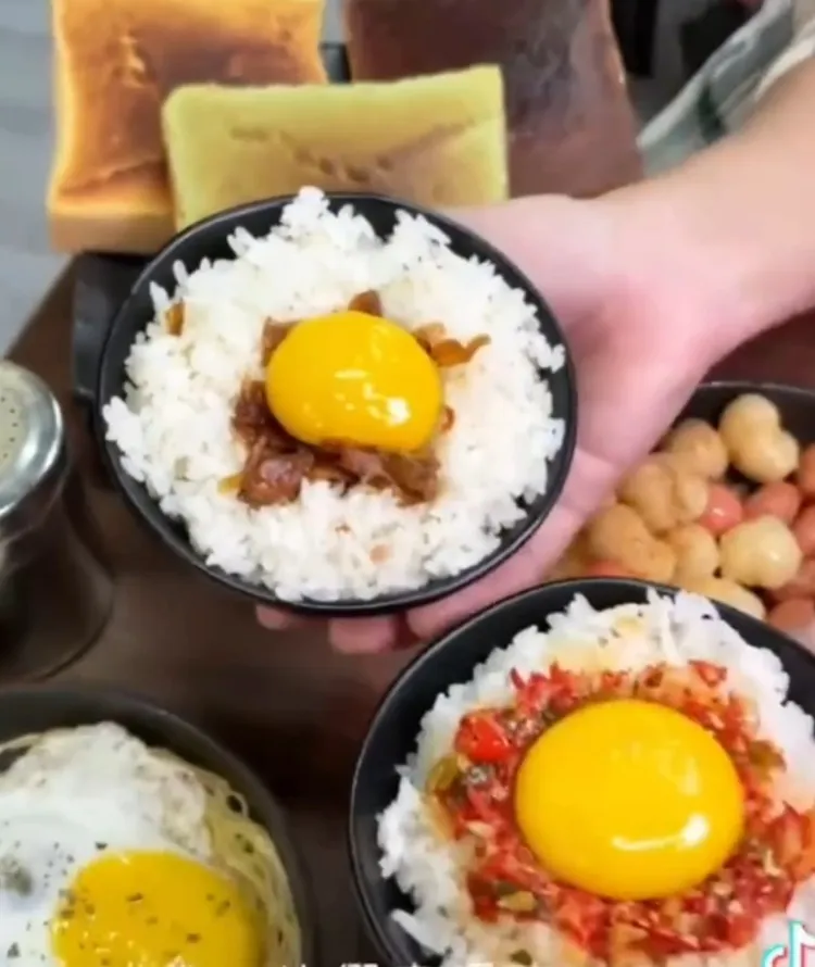 位於台南市東區隔壁宵夜，平價多種選擇。TikTok@maysun_boy 提供