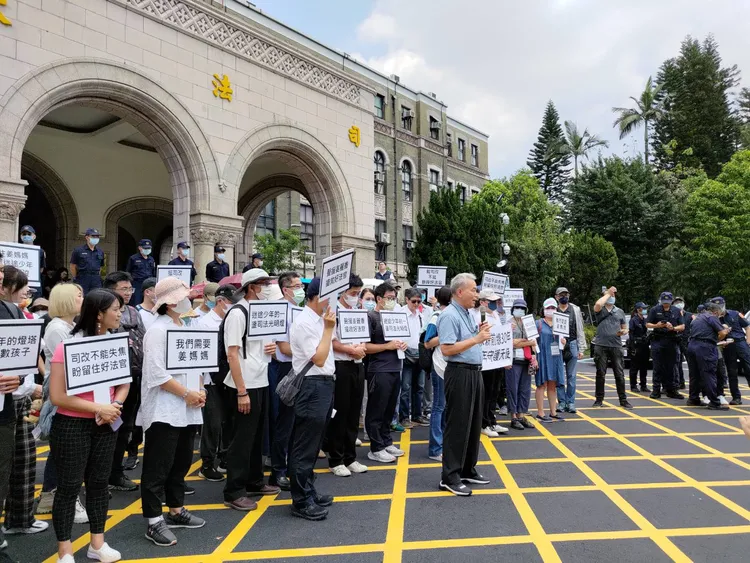 兒少團體聲援姜麗香。翻攝畫面